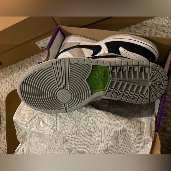 NIKE Dunk Low SB “Chlorophyll” - Picture 3 of 12